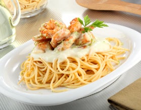 Spaghetti con crema agría y camarones