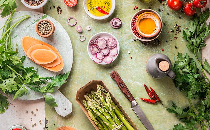 Mesa con vegetales frescos Mesa con vegetales frescos