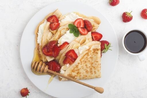 Desayuno crepas con fresas y miel Desayuno crepas con fresas y miel