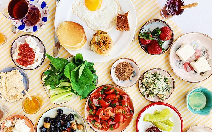 Mesa con diferentes preparaciones de desayuno Mesa con diferentes preparaciones de desayuno