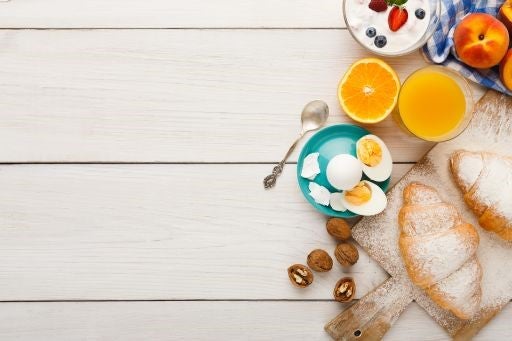 Desayuno continental con fruta, huevo y pan Desayuno continental con fruta, huevo y pan