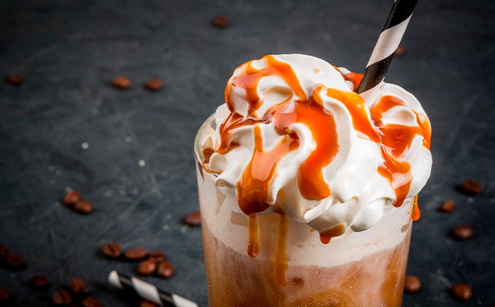 Frapuccino de caramelo con crema batida Frapuccino de caramelo con crema batida.