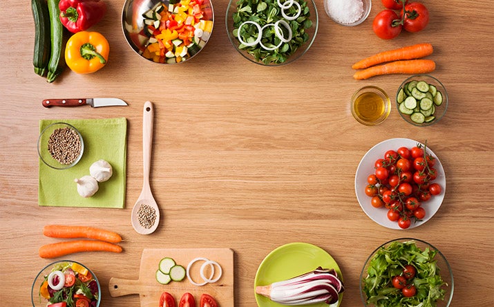 Varios ingredientes para armar una ensalada balanceada Varios ingredientes para armar una ensalada balanceada