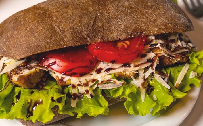 Un sándwich clásico de jamón, lechuga y jitomate, uno de los snacks saludables más populares Un sándwich clásico de jamón, lechuga y jitomate, uno de los snacks saludables más populares