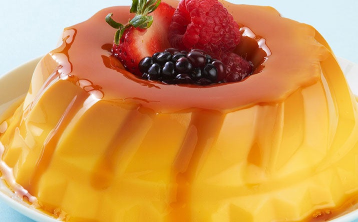 Plato con Flan casero cubierto de caramelo Plato con Flan casero cubierto de caramelo