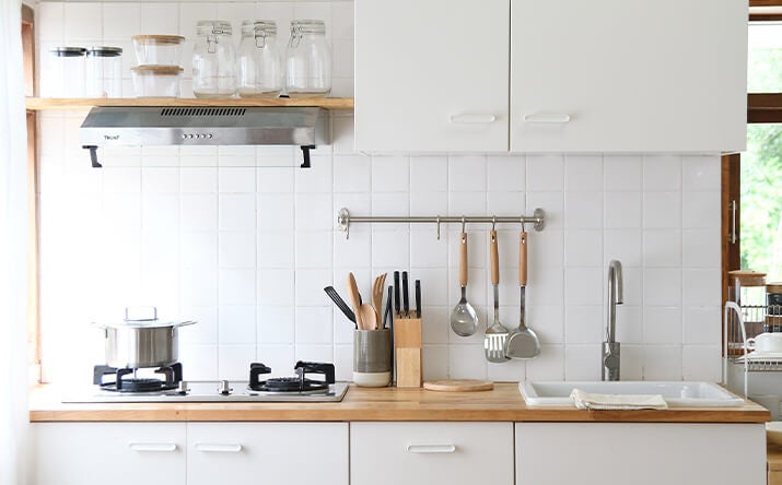 Cocina con porta utensilios Cocina organizada con porta utensilios