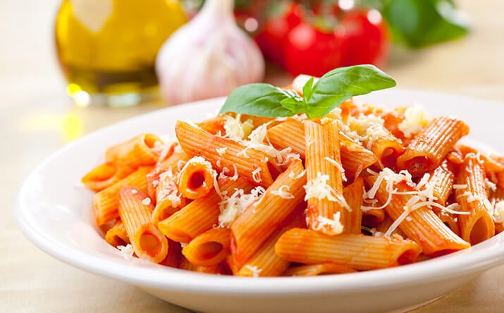Cómo hacer una cena romántica inolvidable Una pasta con queso parmesano para una cena romántica