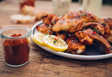 Alitas de pollo picantes. Alitas de pollo picantes con limón y pimentón en polvo.