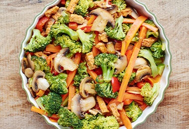 Brócoli, zanahoria, hongos salteados con tofu. Brócoli, zanahoria, hongos salteados con tofu.