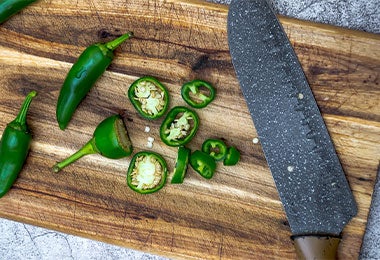 Chiles. Ingredientes para preparar chiles picantes y jalapeños.