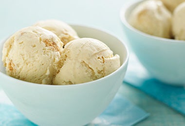 Dos bolitas de helado casero sobre un fondo azul claro