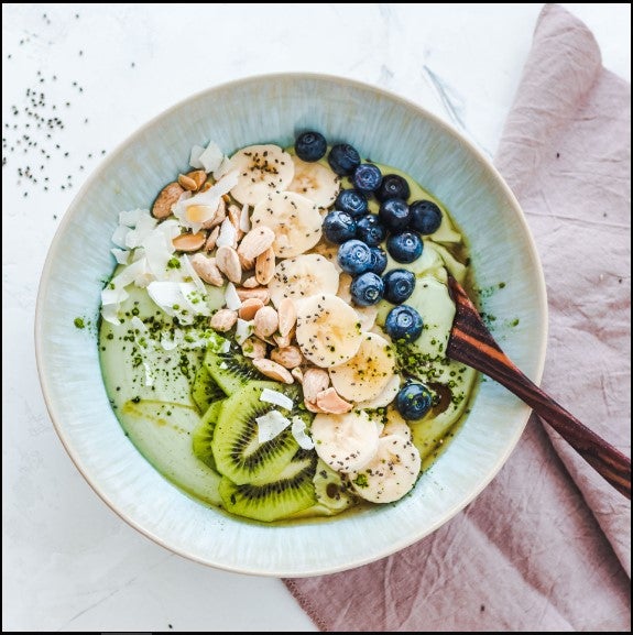 Bowl de frutas y nueces, uno de los desayunos fáciles y rápidos