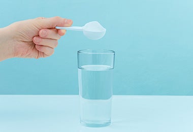 Agregar bicarbonato de sodio para cocinar en vaso con agua 