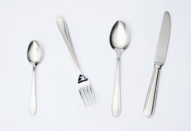 Cuchillo, Cuchara grande, tenedor y cuchara de postres para meter en cajón de cubiertos.