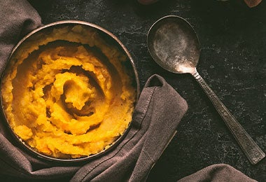 Una crema de calabaza para servir con un cucharón.