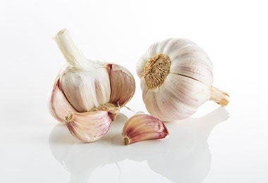 Ajo en gajos y ajo completo para dar sabor a la merluza en salsa verde.