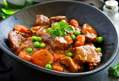  Chícharos, un alimento enlatado común, en un plato de carne.