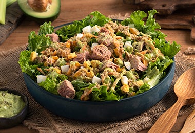 Ensalada con atún y maíz, dos alimentos enlatados.