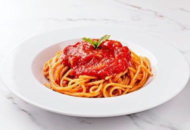 Espagueti preparado con una salsa de jitomates enlatados. 
