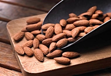 Puñado de almendras listas para ser convertidas en crema para la preparación del croissant de almendras.