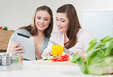 Dos amigas buscando su bienestar integral con alimentos específicos