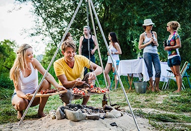 Grupo de amigos cocinando a la leña