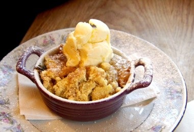 cazuela de postre apple crumble.