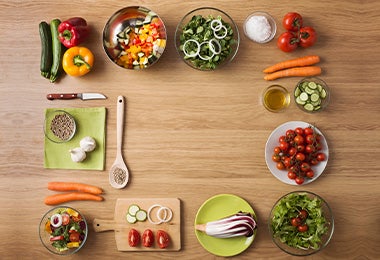 Alimentos y utensilios organizados.