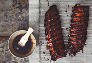 Asado de tira con salsa.