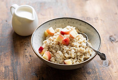 Avena remojada acompañada de frutas.