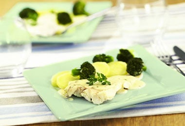 Platillo de pescado blanco con filete de bacalao, brócoli y rodajas de papa