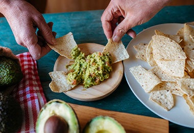 Guacamole con tortillas para equilibrar grasas.