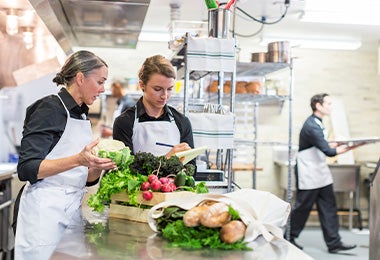 báscula de cocina en restaurante para inventario