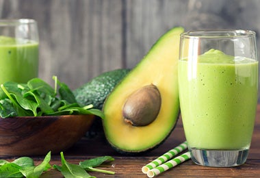 Batido de aguacate y espinacas, alimentos ricos en potasio  