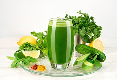 Batido verde con ingredientes que son colorantes comestibles