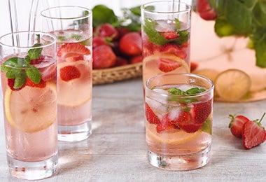 Vasos de bebidas para fiesta a base de frutas 