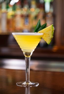 Copa de bebida a base de piña.
