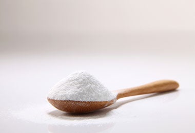 Cucharda de bicarbonato de sodio para desinfectar la lechuga.