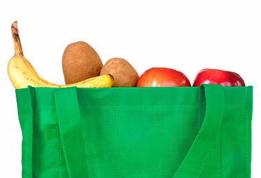 Bolsa de mercado con alimentos ricos en potasio  