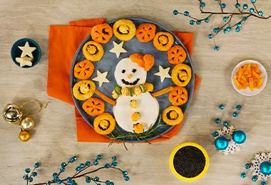 Dip de queso en forma de muñeco de nieve, un snack muy navideño.