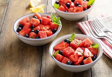 Bowl de fruta con hierbas para antes de hacer ejercicios de cardio para principiantes