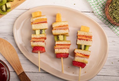 Brochetas pan y fruta, comida para fiesta infantil 