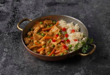 Receta de Butter Chicken con verduras y arroz en un bowl metálico