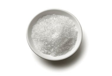 Tazón de cal para curar el comal de barro.