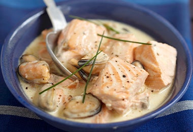 Caldo de pescado en receta de crema de mariscos 