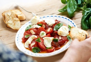 Ensalada caprese, una ensalada insignia de Italia como la panzanella.
