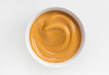 Bowl pequeño de caramelo derretido con grasas saturadas.