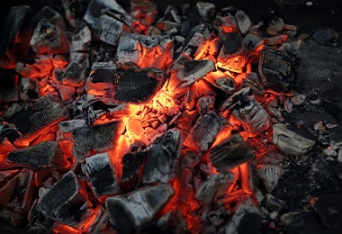 Carbón encendido con fuego 