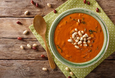 Cassoulet cremoso servido en plato hondo con alubias