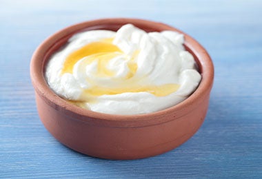 Mini cazuela de barro llena de crema como utensilio prehispánico.